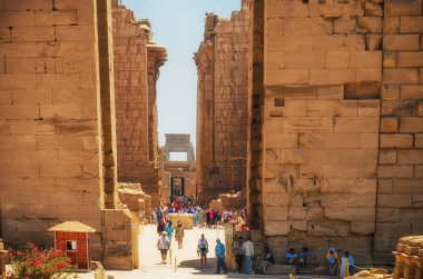 Luxor, Mısır - Nisan 08: Luxor 08 Nisan tarihinde, tanımlanamayan turist 