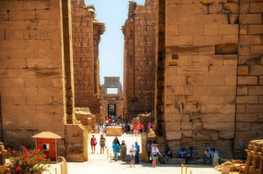 Luxor, Mısır - Nisan 08: Luxor 08 Nisan tarihinde, tanımlanamayan turist 