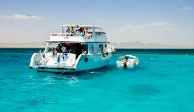 Hurghada, Mısır - 15 Ağustos 2015: Bir sürü turist geliyor 