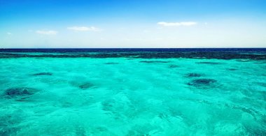 Sadece deniz ve gökyüzü manzara