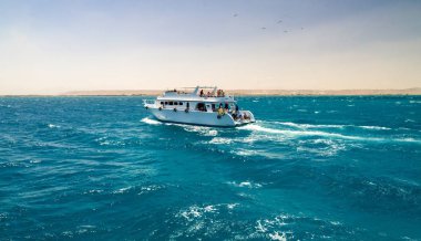 Hurghada, Mısır - 11 Nisan 2015: Bir sürü turist o geliyor