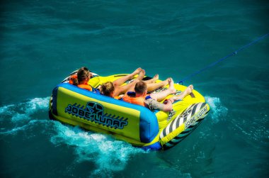 El Gouna / Mısır - 11 Nisan 2015: Deniz eğlencesi, mutlu insanlar şişme su teknesine biniyor