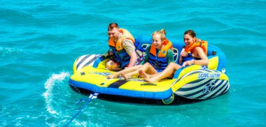 El Gouna / Mısır - 11 Nisan 2015: Deniz eğlencesi, mutlu insanlar şişme su teknesine biniyor