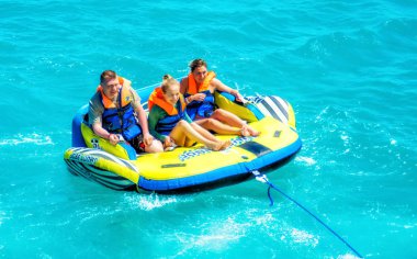 El Gouna / Mısır - 11 Nisan 2015: Deniz eğlencesi, mutlu insanlar şişme su teknesine biniyor
