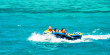 El Gouna / Mısır - 11 Nisan 2015: Deniz eğlencesi, mutlu insanlar ri