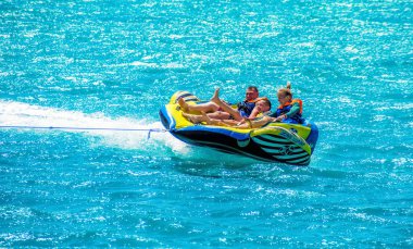 El Gouna / Mısır - 11 Nisan 2015: Deniz eğlencesi, mutlu insanlar şişme su teknesine biniyor