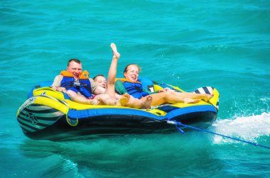 El Gouna / Mısır - 11 Nisan 2015: Deniz eğlencesi, mutlu insanlar ri