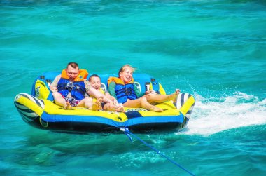 El Gouna / Mısır - 11 Nisan 2015: Deniz eğlencesi, mutlu insanlar ri