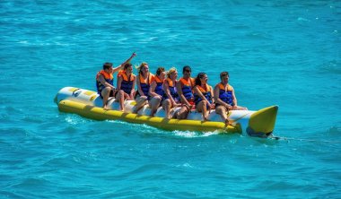 El Gouna / Mısır - 11 Nisan 2015: Deniz eğlencesi, mutlu insanlar ri