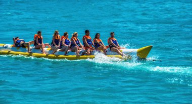 El Gouna / Mısır - 11 Nisan 2015: Deniz eğlencesi, mutlu insanlar ri