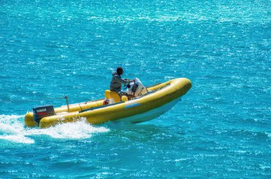 El Gouna / Mısır - 11 Nisan 2015: Deniz eğlencesi, mutlu insanlar ri