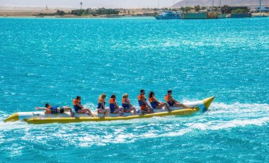 El Gouna / Mısır - 11 Nisan 2015: Deniz eğlencesi, mutlu insanlar ri