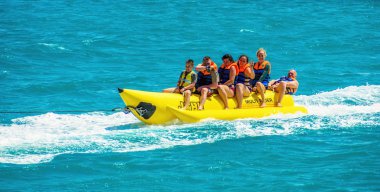 El Gouna / Mısır - 11 Nisan 2015: Deniz eğlencesi, mutlu insanlar ri