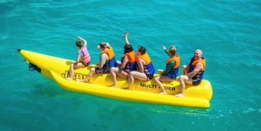 El Gouna / Mısır - 11 Nisan 2015: Deniz eğlencesi, mutlu insanlar ri