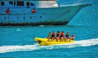 El Gouna / Mısır - 11 Nisan 2015: Deniz eğlencesi, mutlu insanlar ri