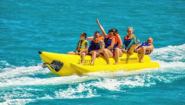 El Gouna / Mısır - 11 Nisan 2015: Deniz eğlencesi, mutlu insanlar ri