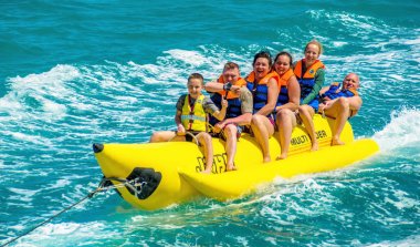 El Gouna / Mısır - 11 Nisan 2015: Deniz eğlencesi, mutlu insanlar ri