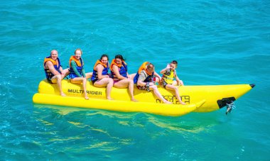 El Gouna / Mısır - 11 Nisan 2015: Deniz eğlencesi, mutlu insanlar ri