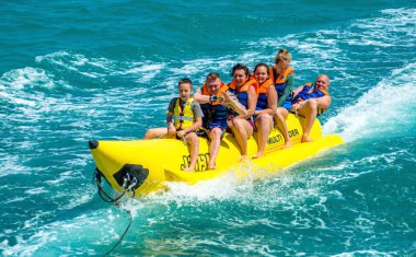 El Gouna / Mısır - 11 Nisan 2015: Deniz eğlencesi, mutlu insanlar ri