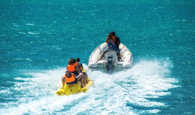 El Gouna / Mısır - 11 Nisan 2015: Deniz eğlencesi, mutlu insanlar şişme su teknesine biniyor