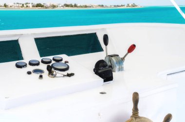 Direksiyon simidi ve diğer ekipman bir zevk yat üzerinde