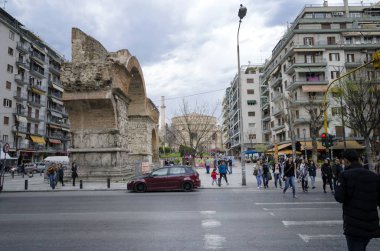 Thessaloniki, Yunanistan - Mar26: Kimliği belirsiz kişi ve eski Arch Galerius ve Rotunda minare, Eski Cami ve kilise, Unesco Dünya Mirası sit alanı ile Mart tarihinde 26,2017, Thessaloniki, Yunanistan