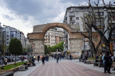 Thessaloniki, Yunanistan - Mar26: Kimliği belirsiz kişi ve antik Ar