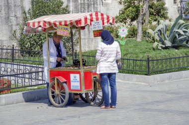 Istanbul - 9 Nisan 2014: Tanımlanamayan Türk adam satıyor, İstanbul 'un sokaklarda'deki geleneksel kavrulmuş kestane