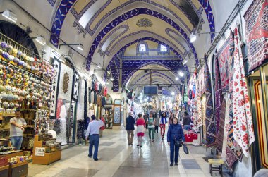 Istanbul - Nisan 10: Kapalı Çarşı 10 Nisan 2014 tarihinde Istanbul'da iç. Dünyanın en büyük ve en eski pazarlarda biridir.