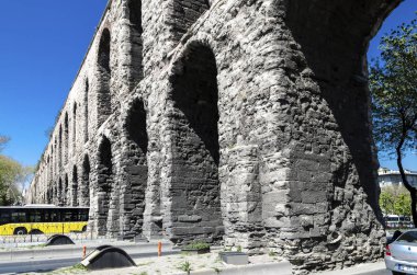 Istanbul, Türkiye - 10 Nisan: Antik Roma su kemeri, Valens Istanbul'da. 10 Nisan 2014 yılında Istanbul, Türkiye