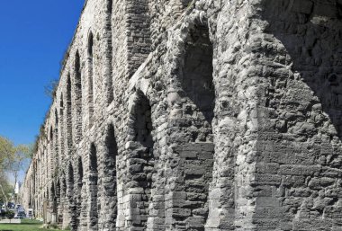 Istanbul, Türkiye - 10 Nisan: Antik Roma su kemeri, Valens Istanbul'da. 10 Nisan 2014 yılında Istanbul, Türkiye