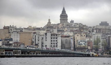 İstanbul, Türkiye - 11 Nisan: Görünümü Galata Köprüsü ve Galata Kulesi üzerinde 11 Nisan 2014