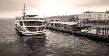Istanbul 'da sokaklar boyunca yürüyüş