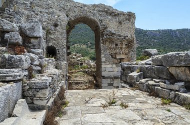 Büyük tiyatro, Efes, Türkiye'de. Ephesus oldu antik Yunan kentinde ve daha sonra önemli bir Roma şehir ve Akdeniz dünyanın en büyük şehirlerinden biri.