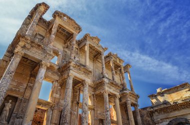 Ön cephe ve Celsus Kütüphanesi, Ephes avlusu