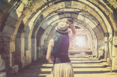 Genç kadın seyahat arkada. Izmir, Türkiye'de ünlü Agora. Tr