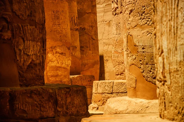 ルクソール神殿 古代テーベ で大列柱ホール ルクソール エジプトのルクソール神殿の列 — ストック写真