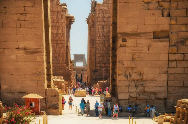Luxor, Mısır - Nisan 08: Luxor 08 Nisan tarihinde, tanımlanamayan turist 