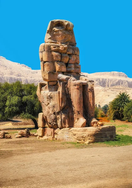 Ägypten. Luxus. die Kolosse von Memnon - zwei massive Steinstatuen — Stockfoto