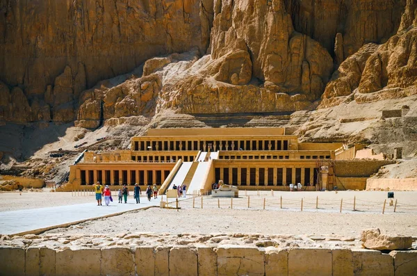 Ägypten. Luxus. deir el-bahari (deir el-bahri). der Tempel der Leichenhalle — Stockfoto