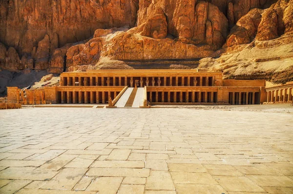 Ägypten. Luxus. deir el-bahari (deir el-bahri). der Tempel der Leichenhalle — Stockfoto