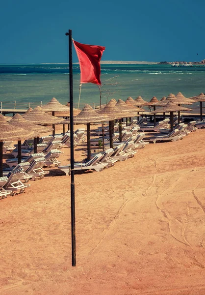 Κόκκινη προειδοποιητική σημαία στην παραλία — Φωτογραφία Αρχείου