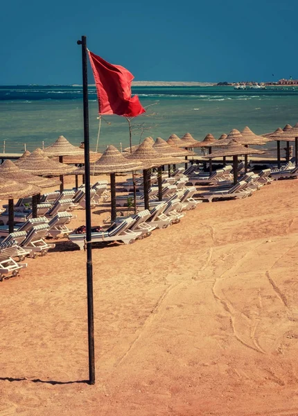 Bandeira Aviso Vermelho Praia — Fotografia de Stock