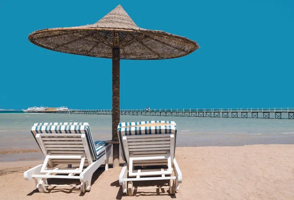 Salon de chaise et parasols sur la plage contre le ciel bleu et — Photo