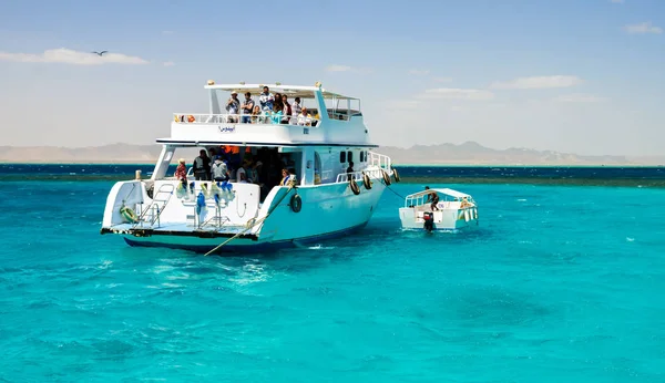 Hurghada, Egipto - 15 de agosto de 2015: Aquí viene un montón de turistas — Foto de Stock