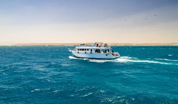 Hurghada, Egipto - Abril 11, 2015: Aquí viene una gran cantidad de turistas o — Foto de Stock