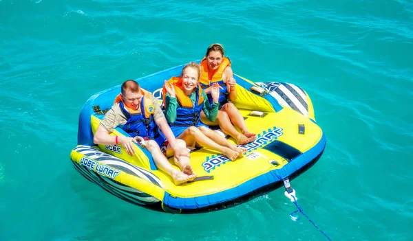 Gouna Egipto Abril 2015 Atracción Marítima Gente Feliz Monta Barco —  Fotos de Stock