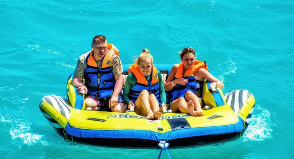 El Gouna / Mısır - 11 Nisan 2015: Deniz eğlencesi, mutlu insanlar şişme su teknesine biniyor