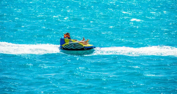 Gouna Ägypten April 2015 Meeresattraktion Glückliche Menschen Auf Dem Schlauchboot — Stockfoto