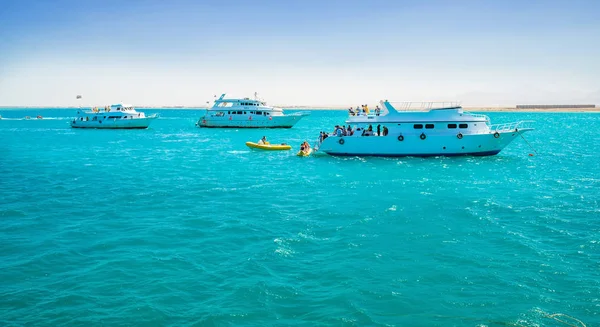 El Gouna / Egipto - 11 de abril de 2015: Atracción marítima, gente feliz ri — Foto de Stock